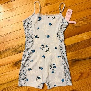 Wild Fable Blue and White Floral Women's Lace Trim Cami Romper Size Small
